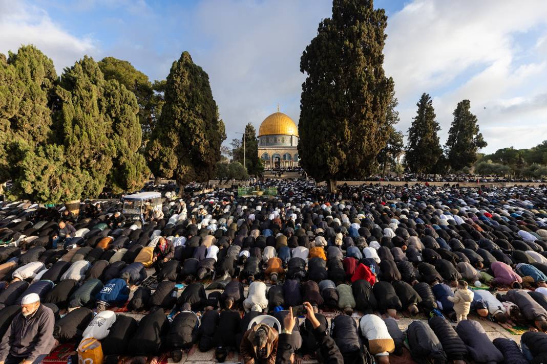 İsrail’in kısıtlamalarına rağmen akın ettiler: 120 Bin Filistinli Mescid-i Aksa’da saf tuttu - Resim: 46